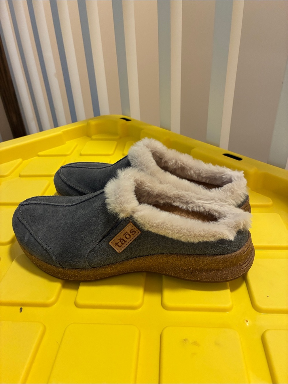 Taos Footwear Kids Navy Suede Slip-On Slippers with Cream Faux-Fur Trim